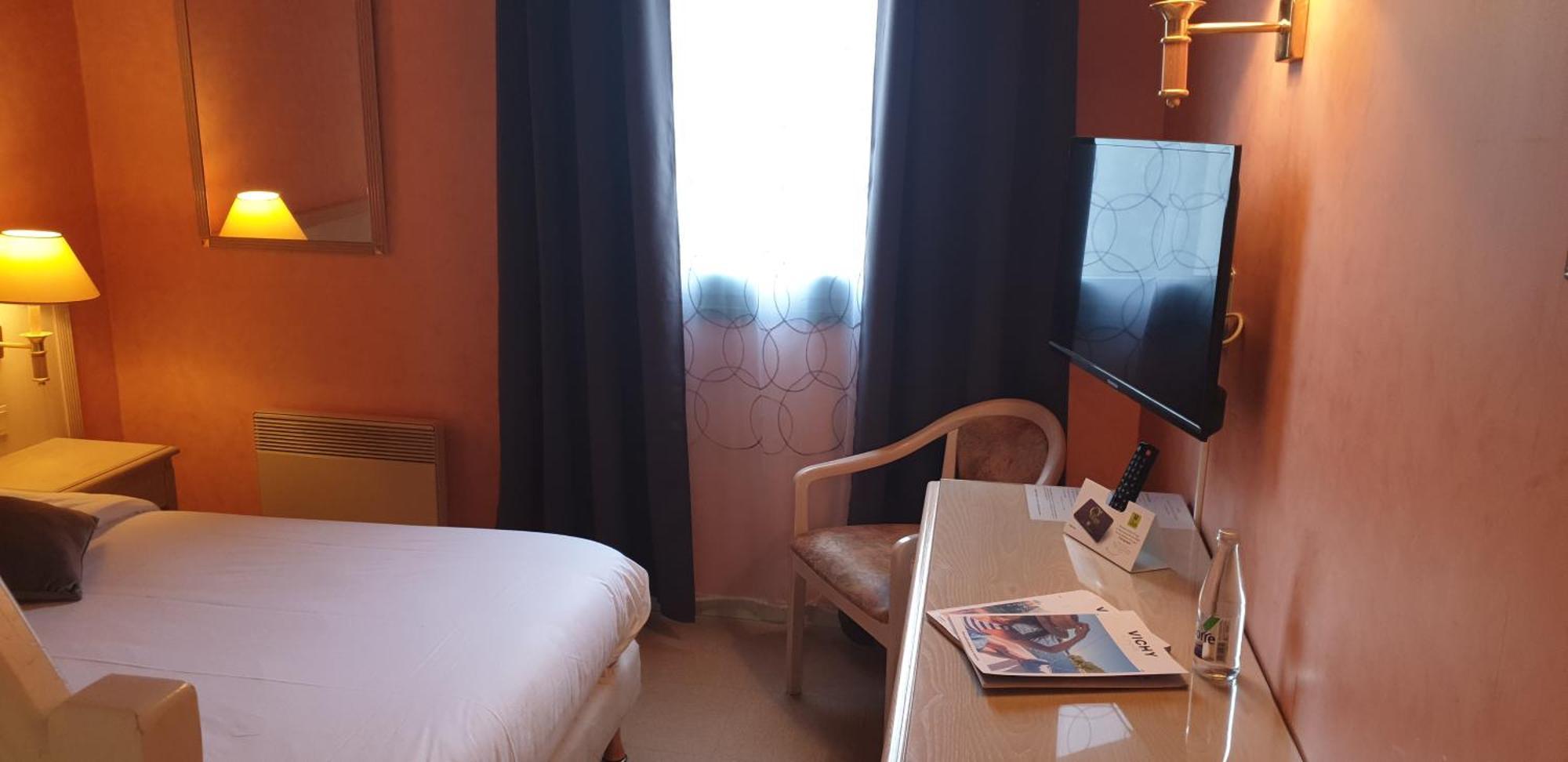 Logis L'Auberge Bourbonnaise Saint-Yorre Exteriör bild