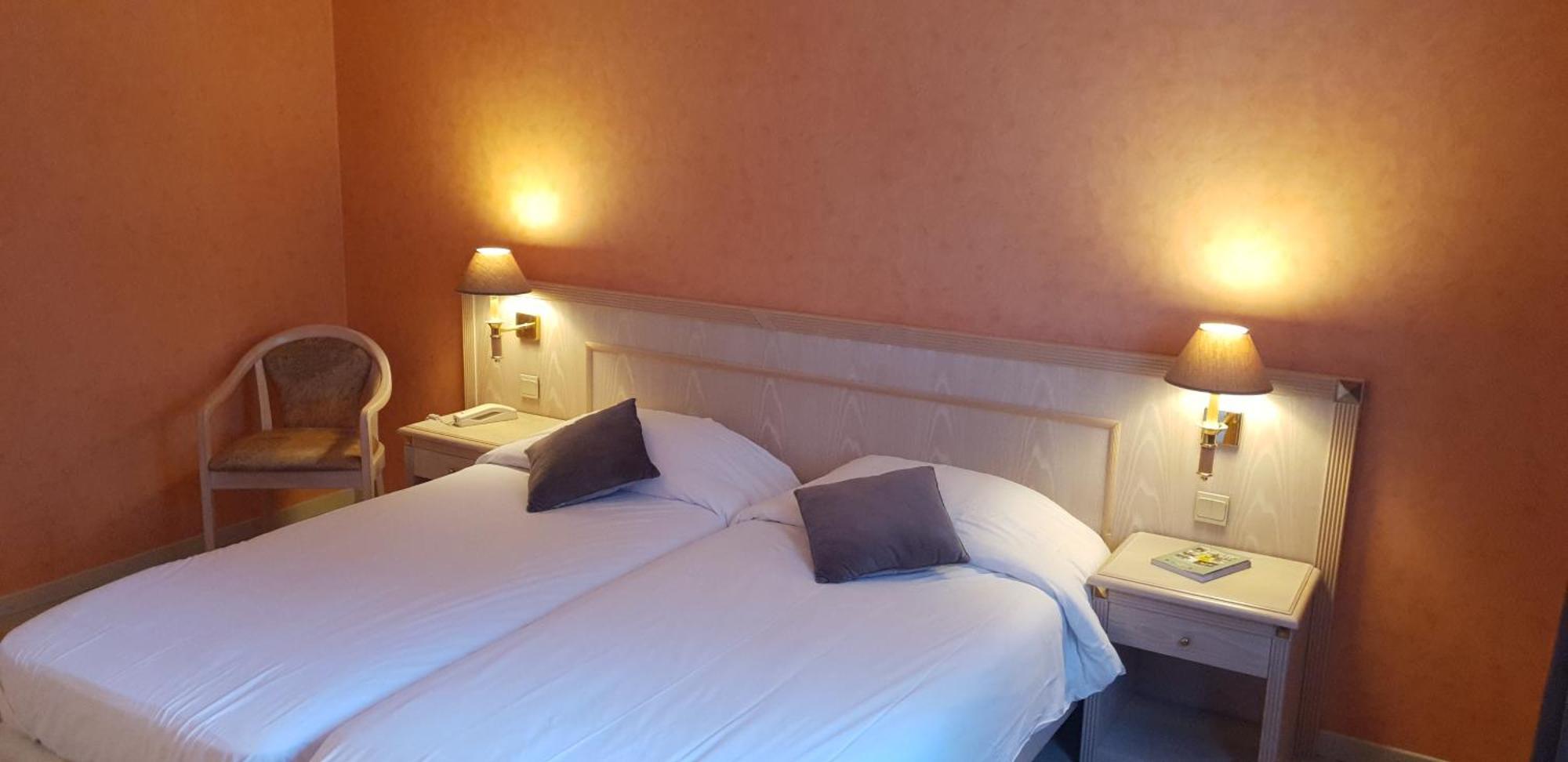 Logis L'Auberge Bourbonnaise Saint-Yorre Exteriör bild