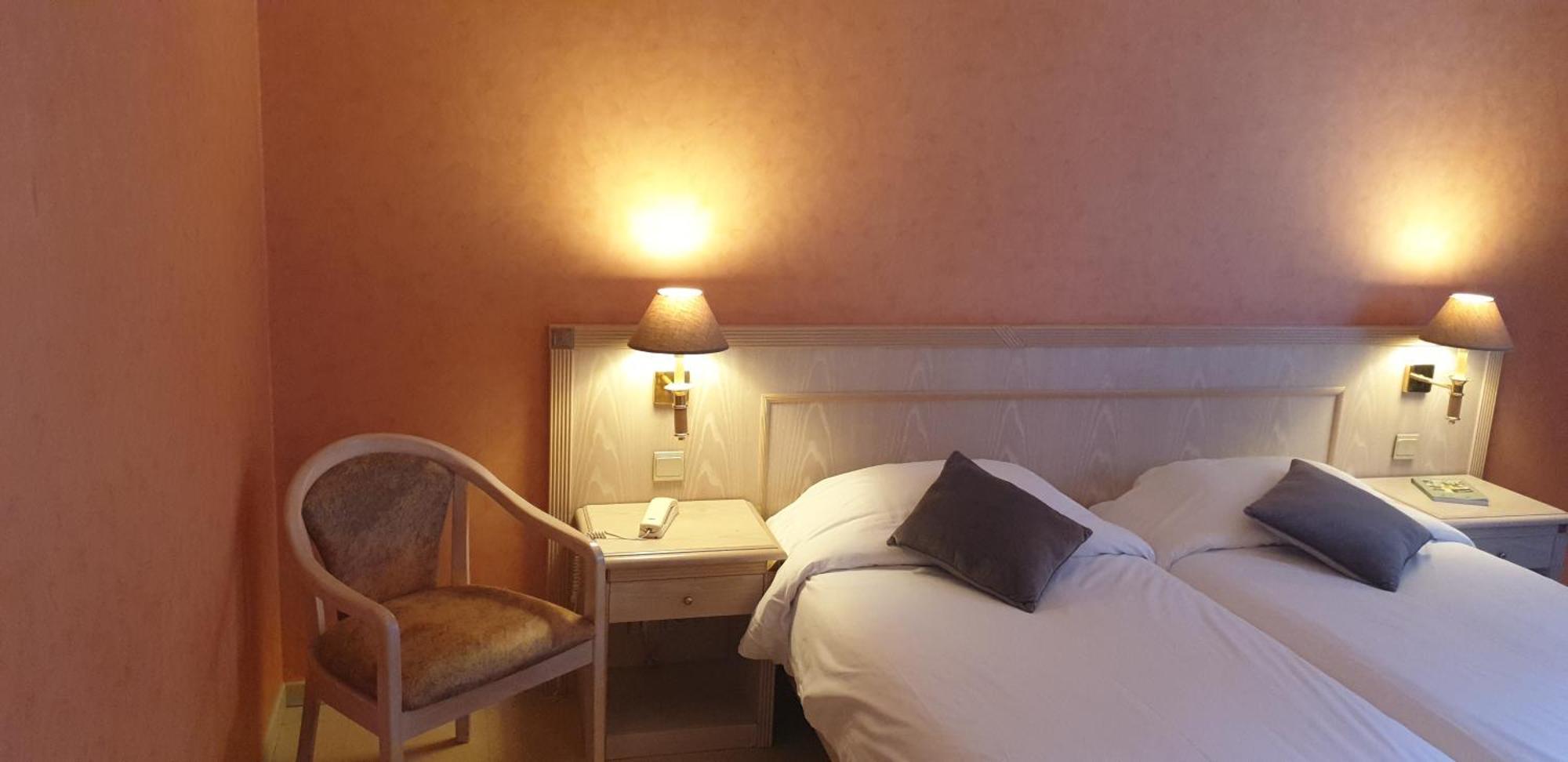 Logis L'Auberge Bourbonnaise Saint-Yorre Exteriör bild