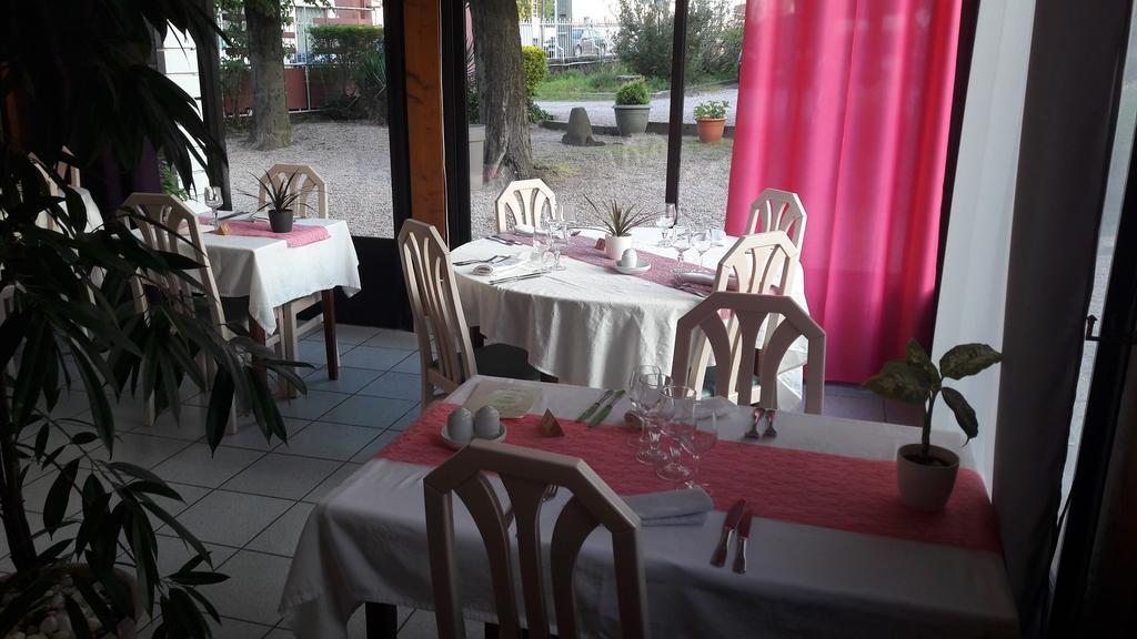 Logis L'Auberge Bourbonnaise Saint-Yorre Exteriör bild