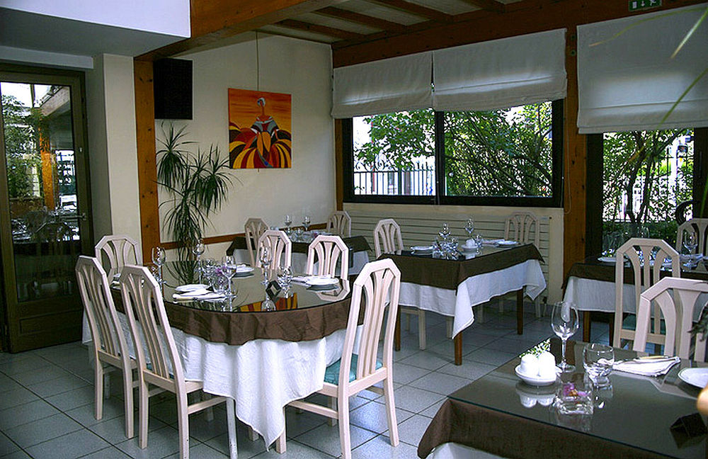 Logis L'Auberge Bourbonnaise Saint-Yorre Exteriör bild